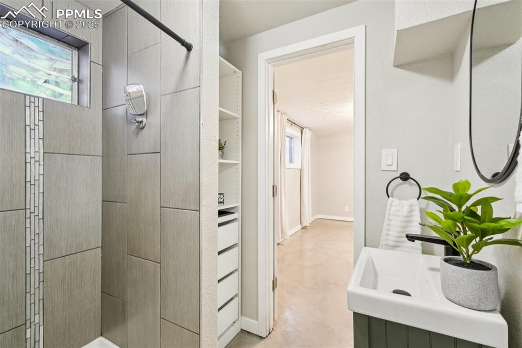 Image 35 of 44: Bathroom