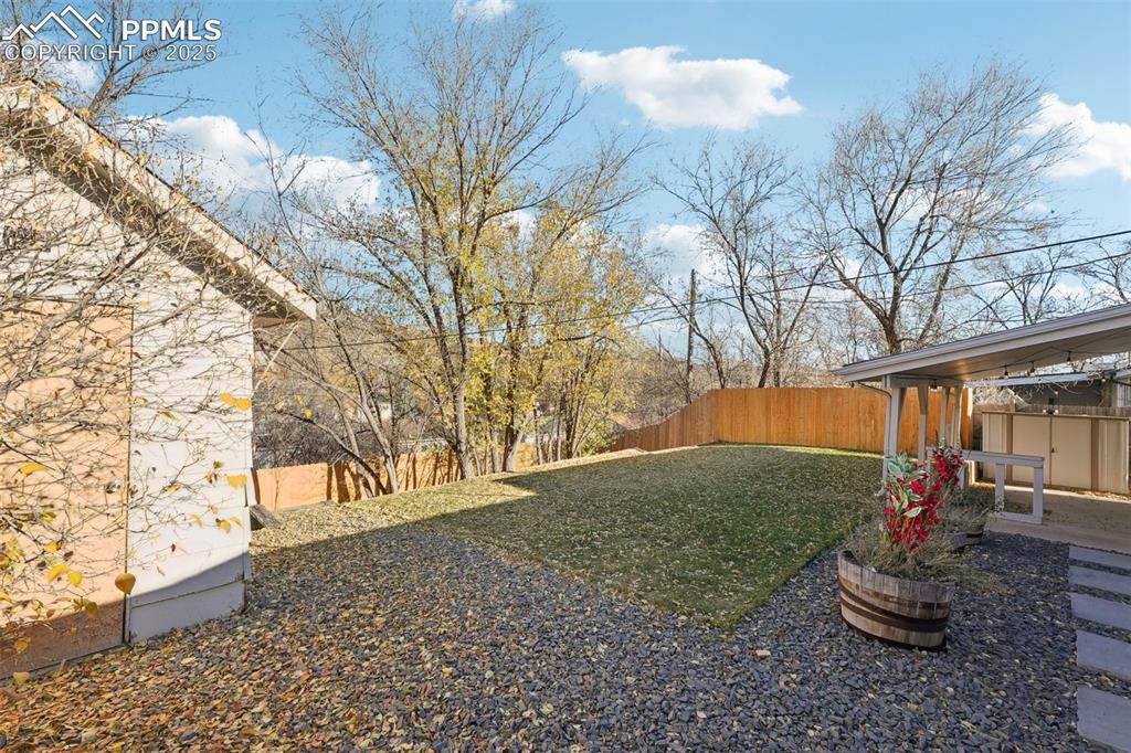 Image 43 of 44: Yard