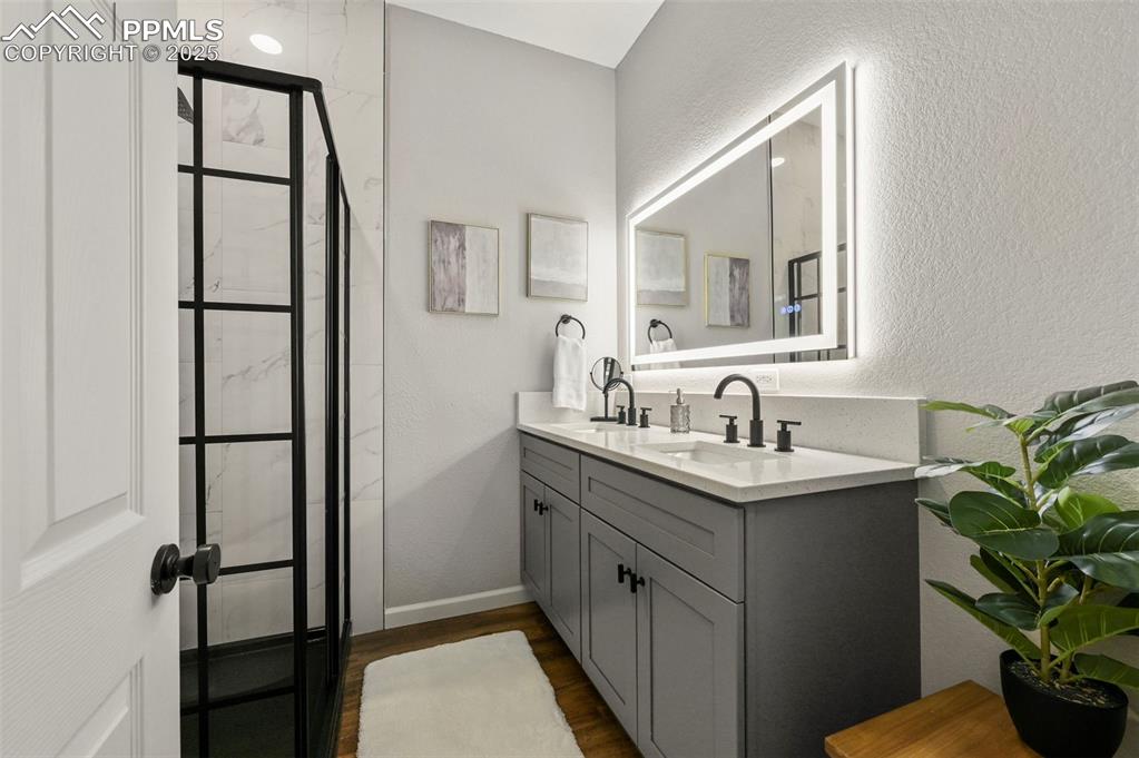 Image 19 of 45: Bathroom