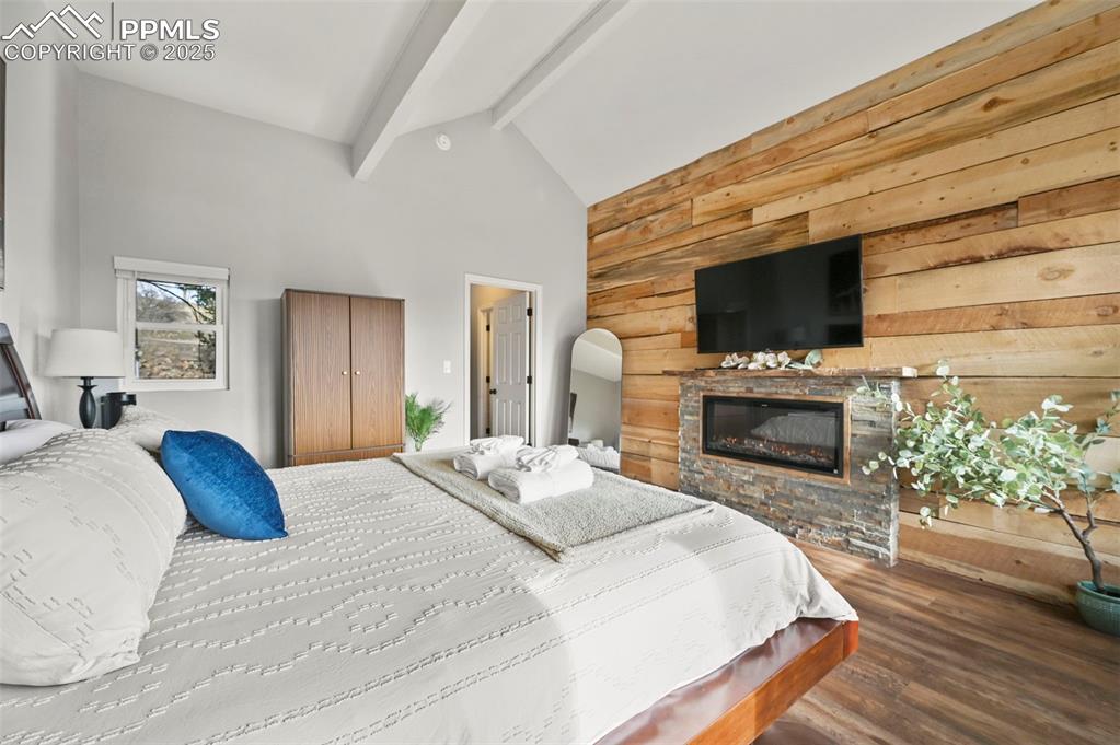 Image 21 of 45: Bedroom