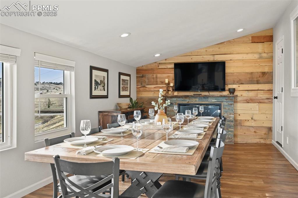 Image 29 of 45: Dining Area