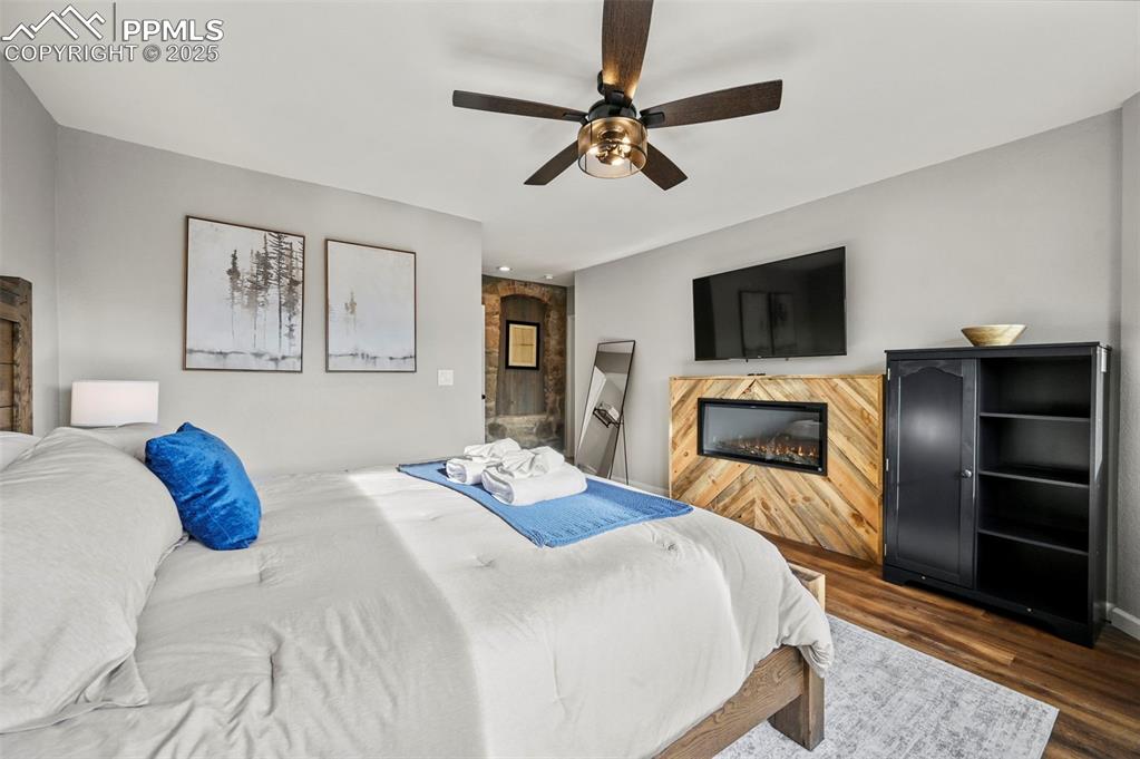 Image 35 of 45: Bedroom