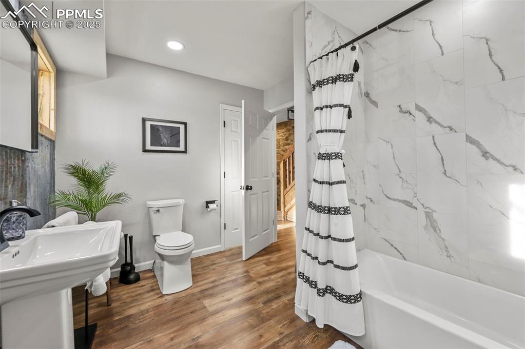 Image 38 of 45: Bathroom