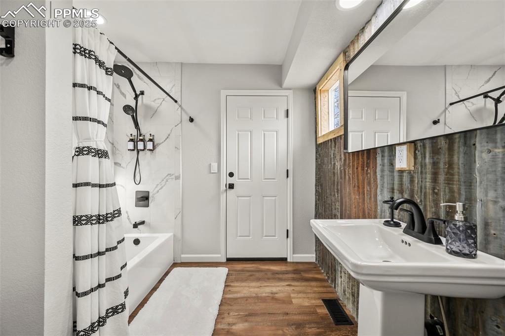 Image 39 of 45: Bathroom