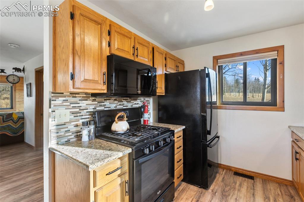 Image 12 of 50: Kitchen