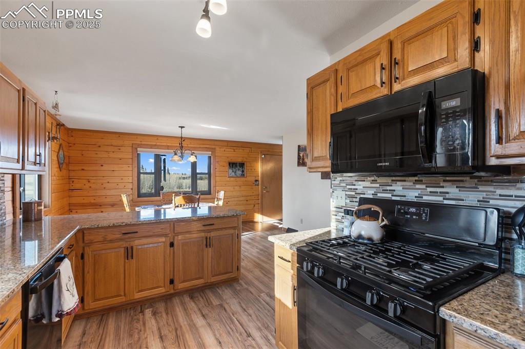 Image 13 of 50: Kitchen