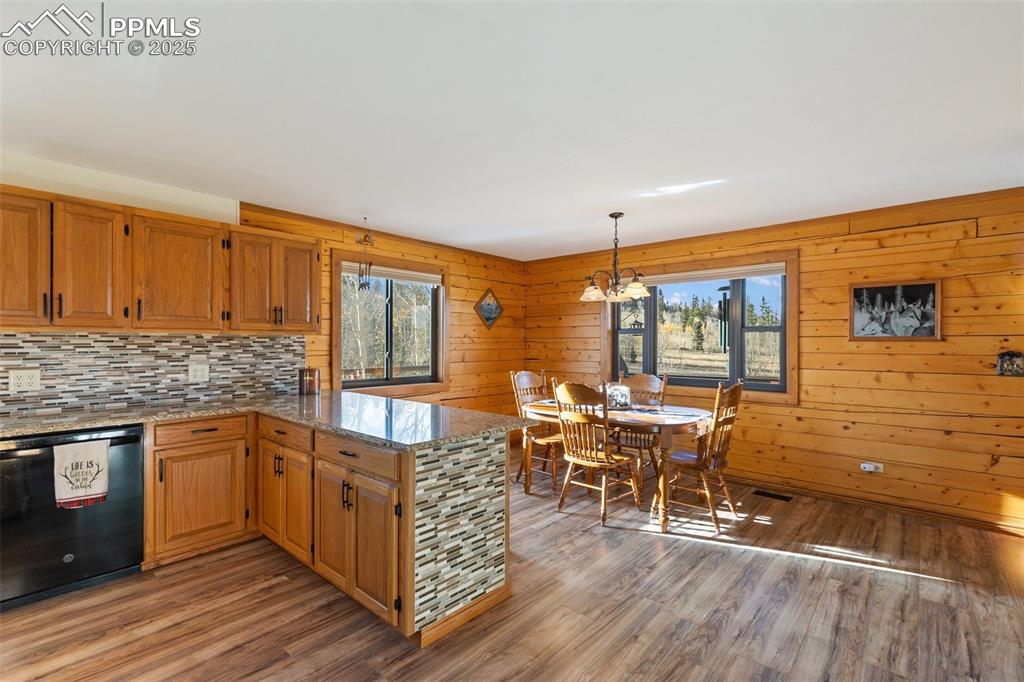 Image 15 of 50: Kitchen