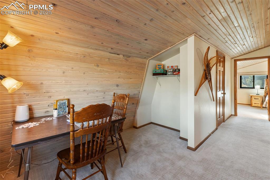 Image 19 of 50: Dining Area