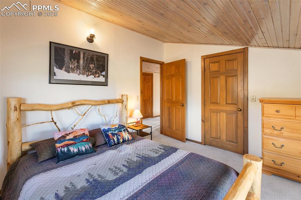 Image 21 of 50: Bedroom