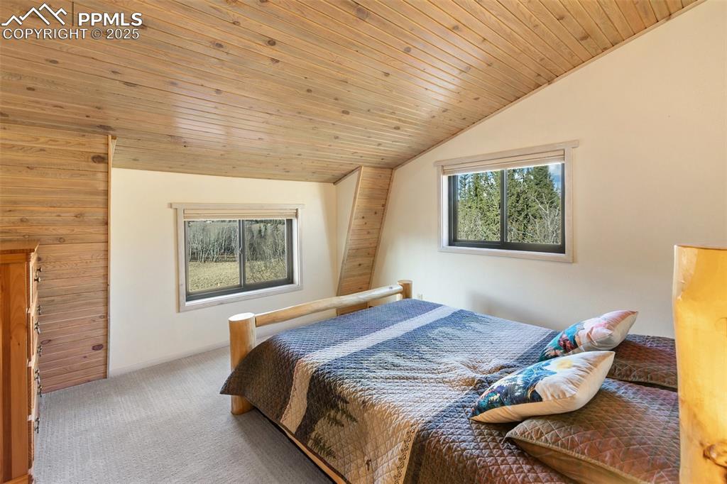 Image 22 of 50: Bedroom