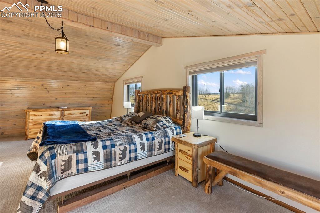 Image 26 of 50: Bedroom