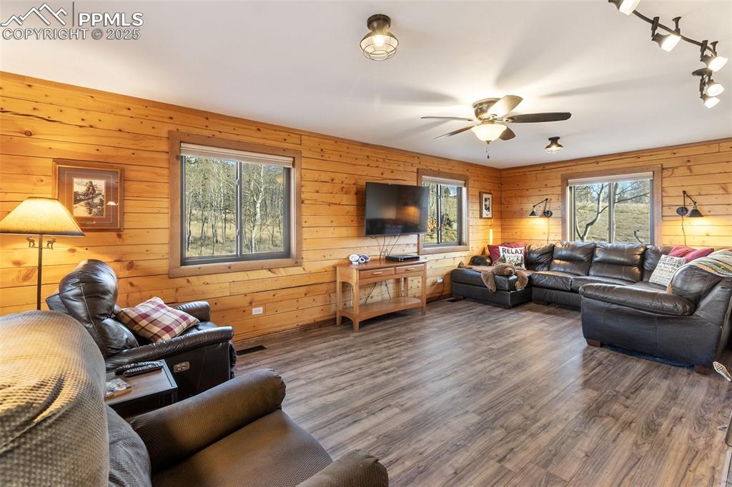 Image 5 of 50: Living Room