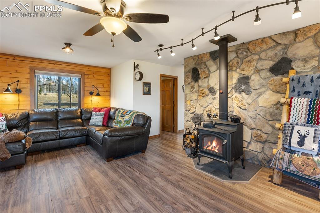 Image 8 of 50: Living Room