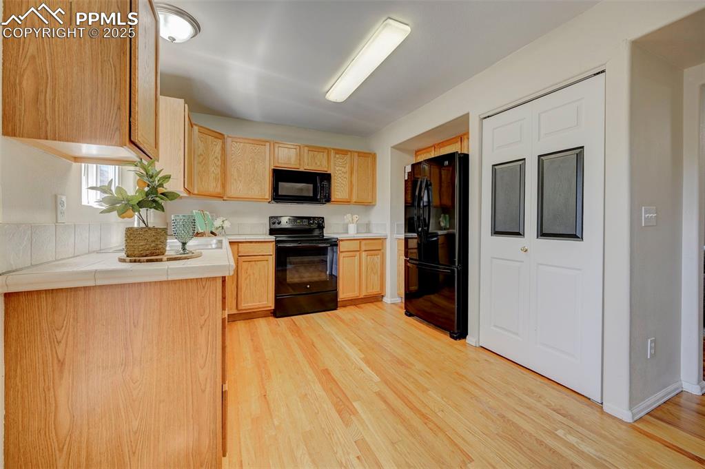 Image 10 of 20: Kitchen