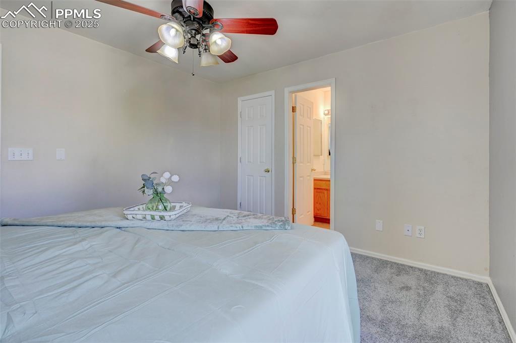 Image 15 of 20: Bedroom