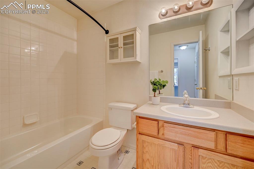 Image 19 of 20: Bathroom