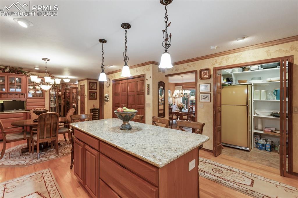 Image 21 of 48: Kitchen