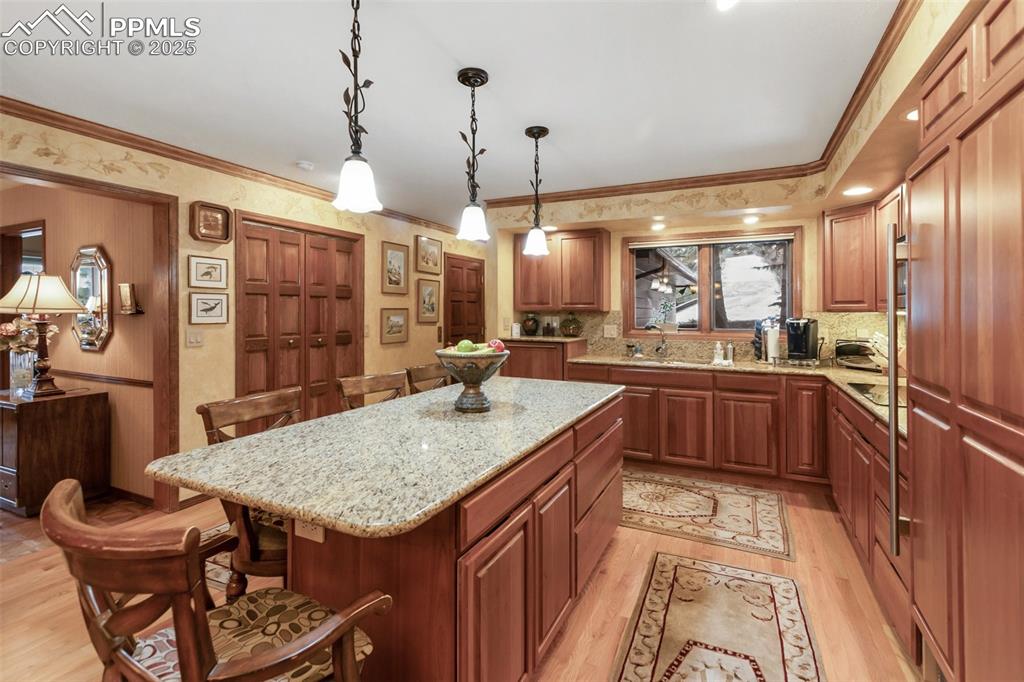 Image 22 of 48: Kitchen