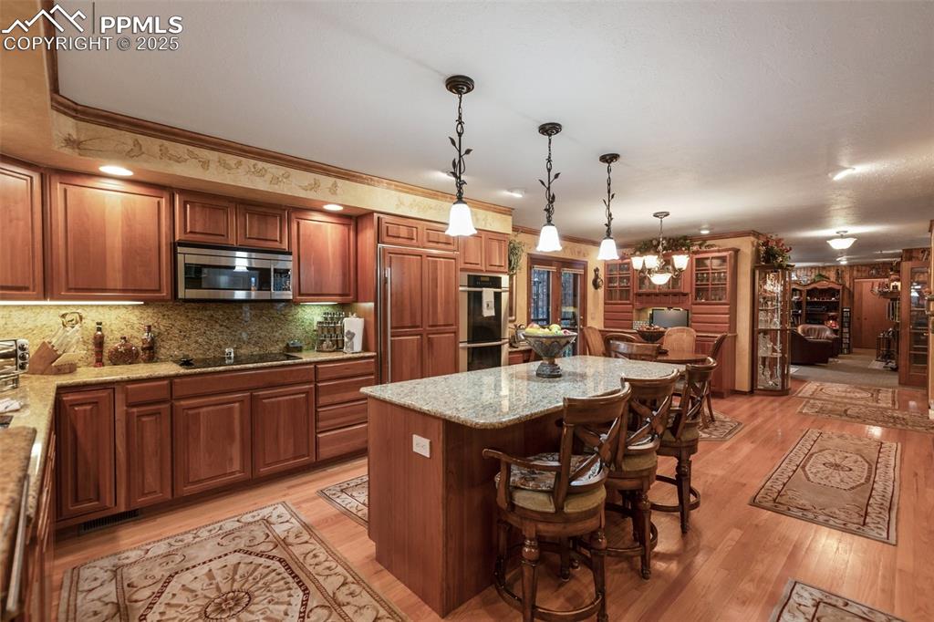 Image 23 of 48: Kitchen