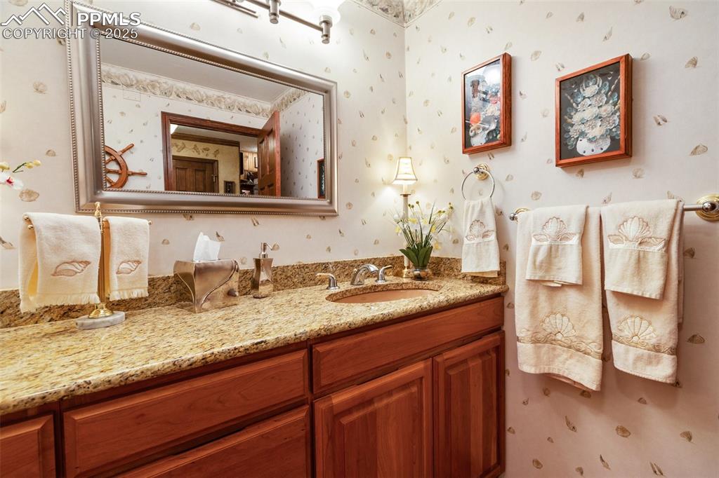 Image 32 of 48: Bathroom