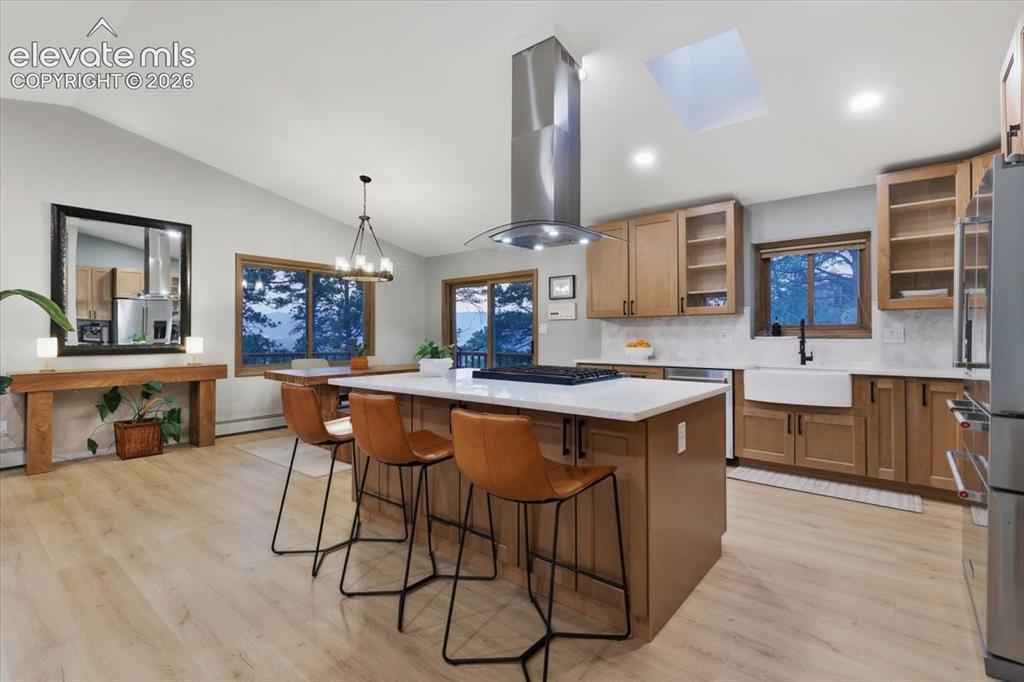 Image 10 of 50: Kitchen