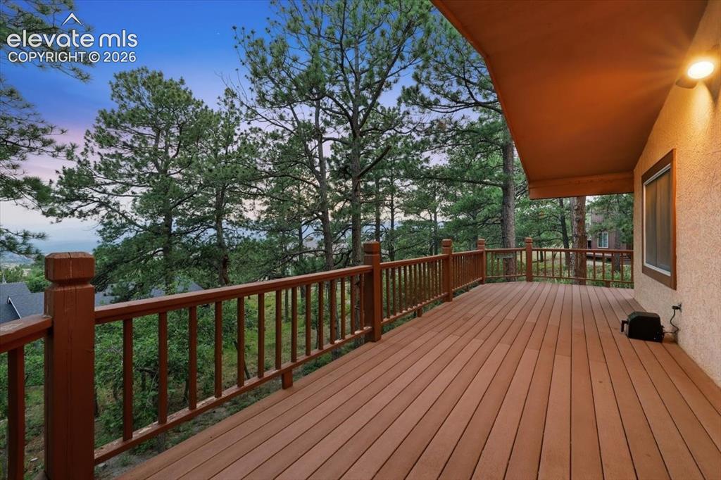 Image 18 of 50: Deck