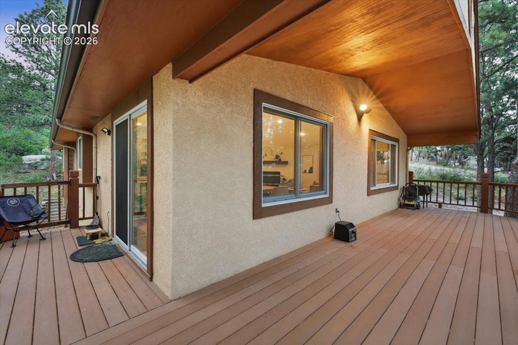 Image 19 of 50: Deck