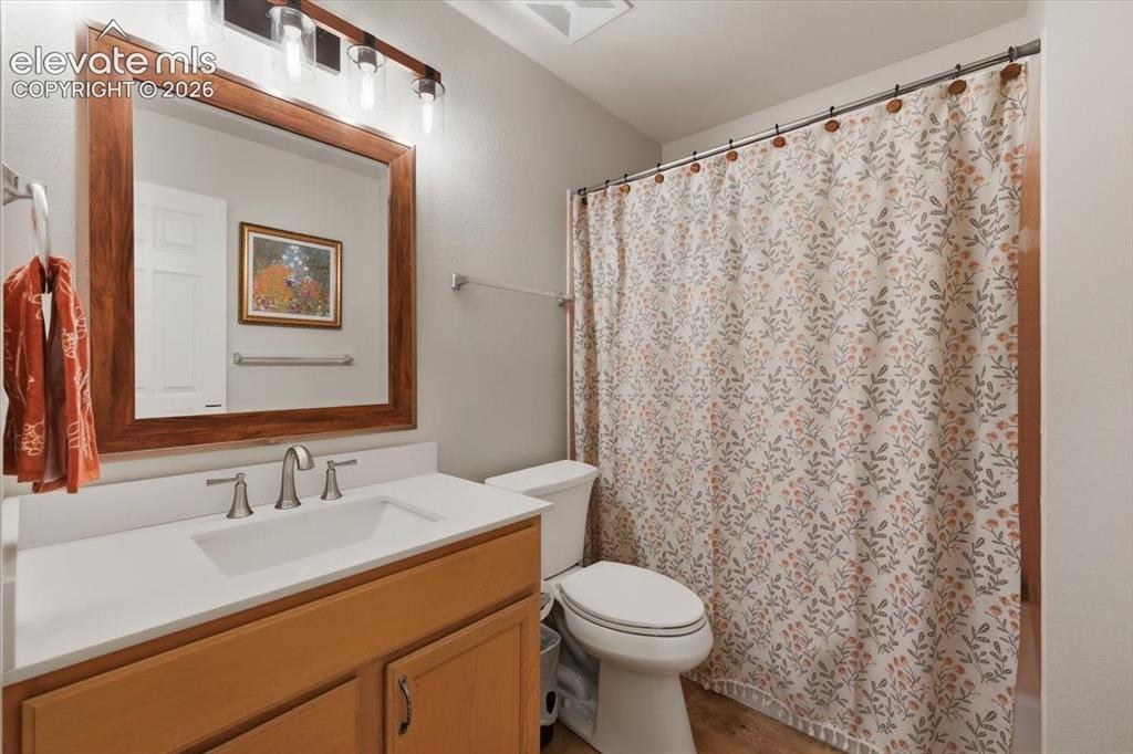 Image 40 of 50: Bathroom
