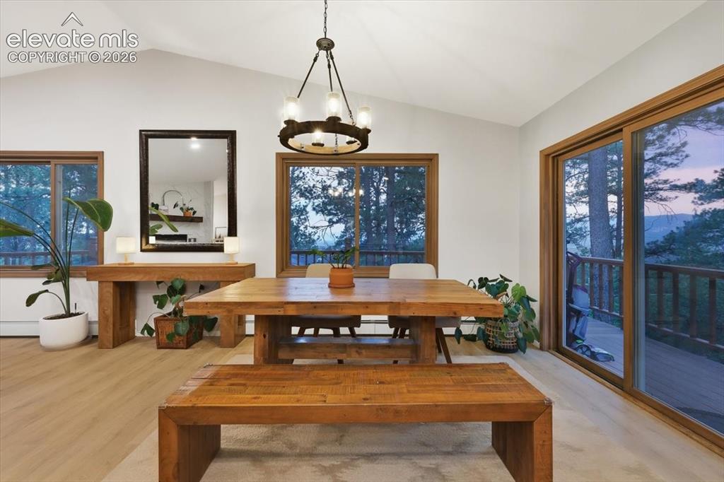 Image 7 of 50: Dining Area