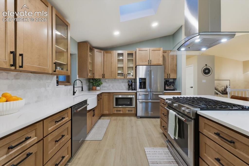 Image 8 of 50: Kitchen