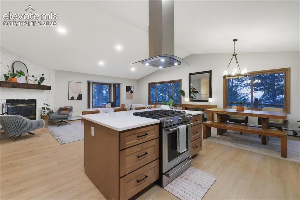 Image 9 of 50: Kitchen