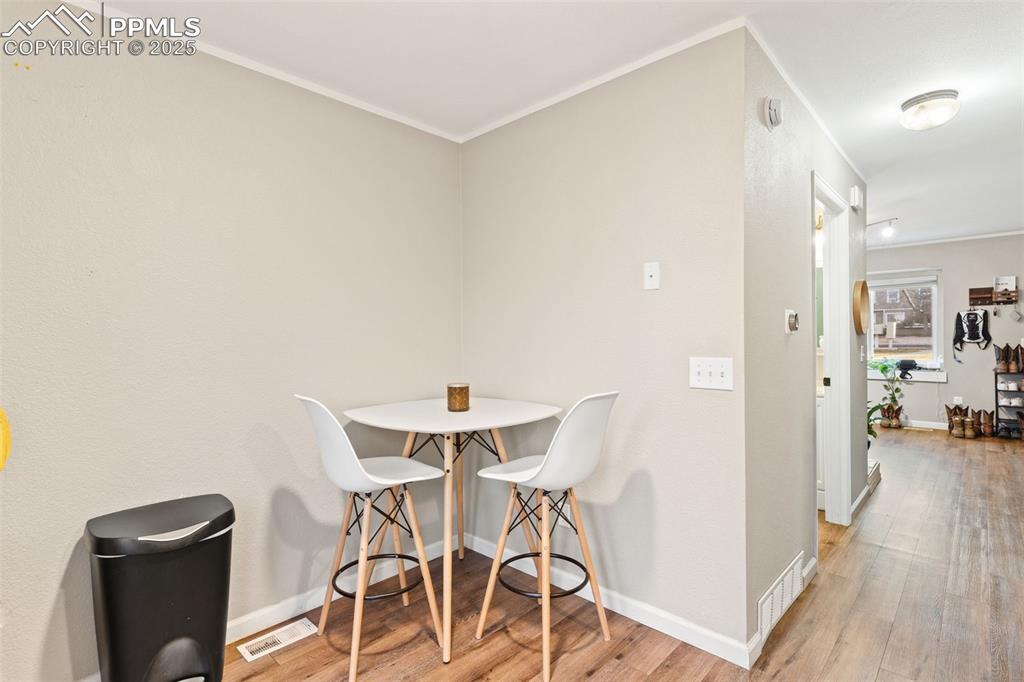 Image 13 of 26: Dining Area