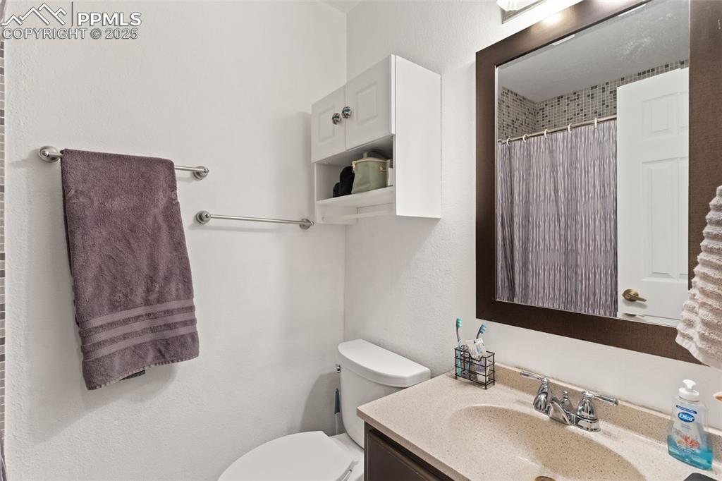 Image 20 of 26: Bathroom