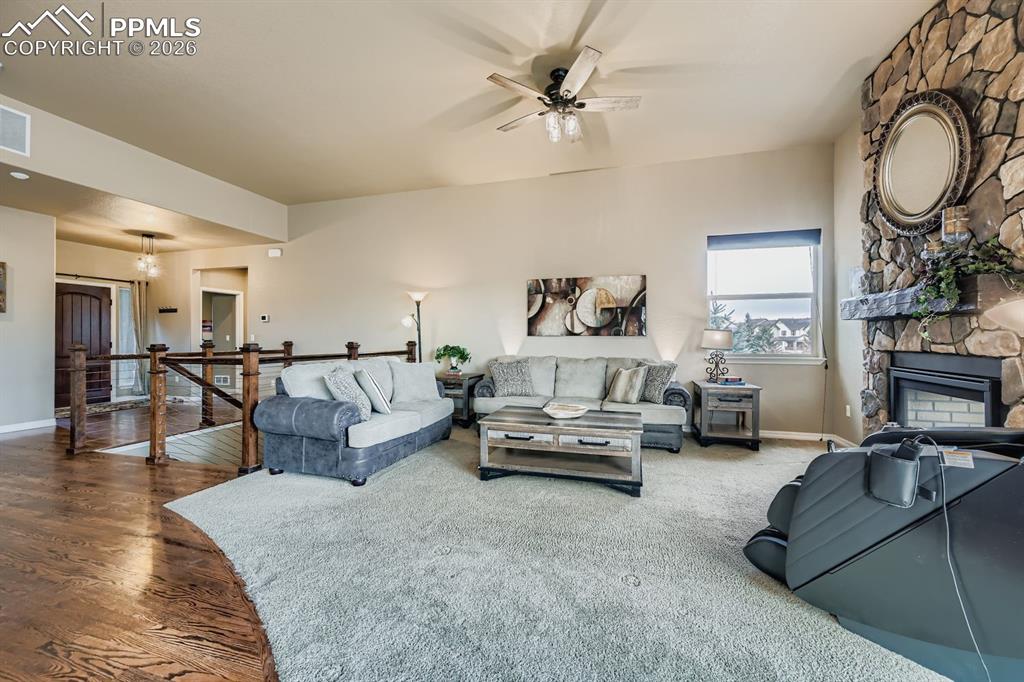 Image 4 of 36: Spacious living room