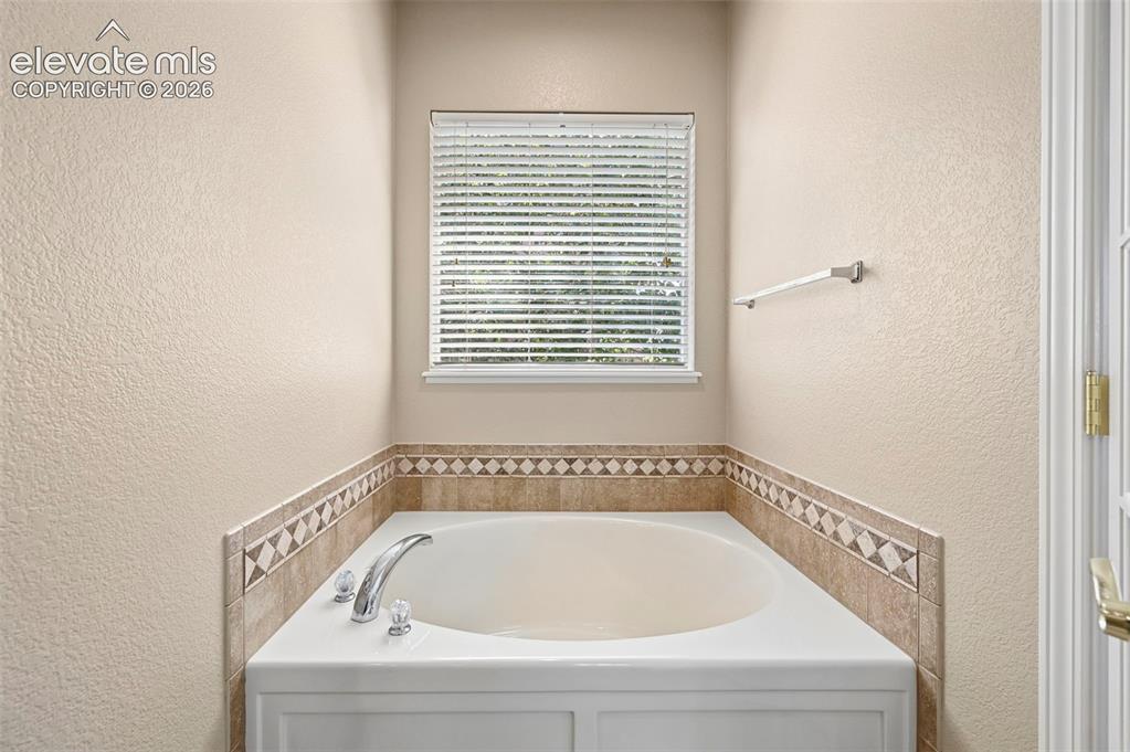 Image 22 of 47: Bathroom