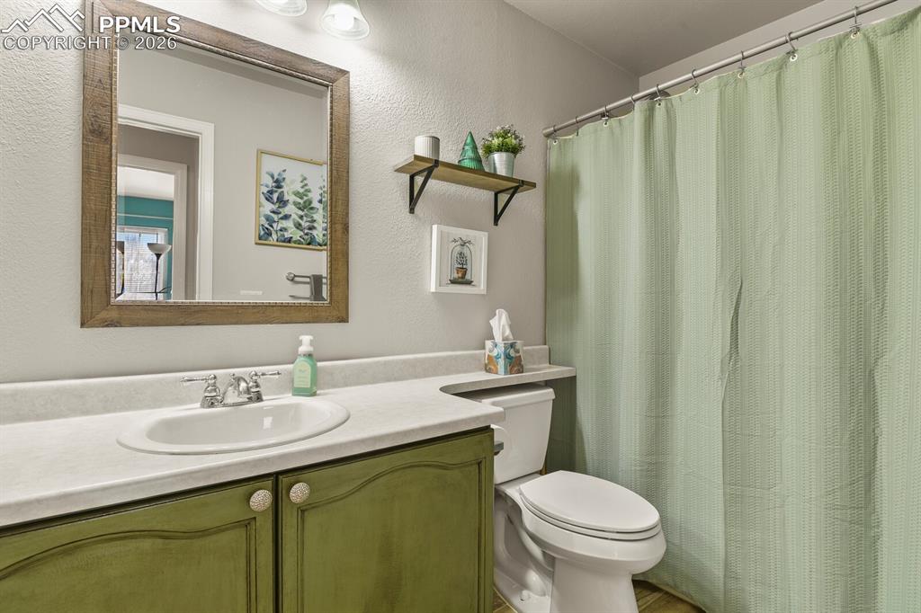 Image 28 of 43: Upper level main bathroom