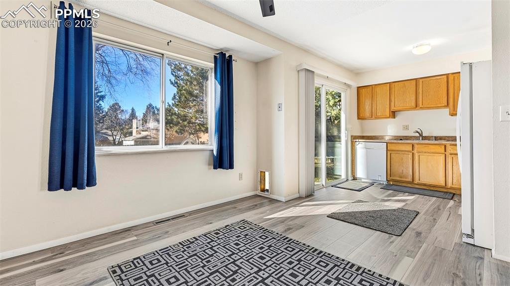 Image 14 of 32: Kitchen