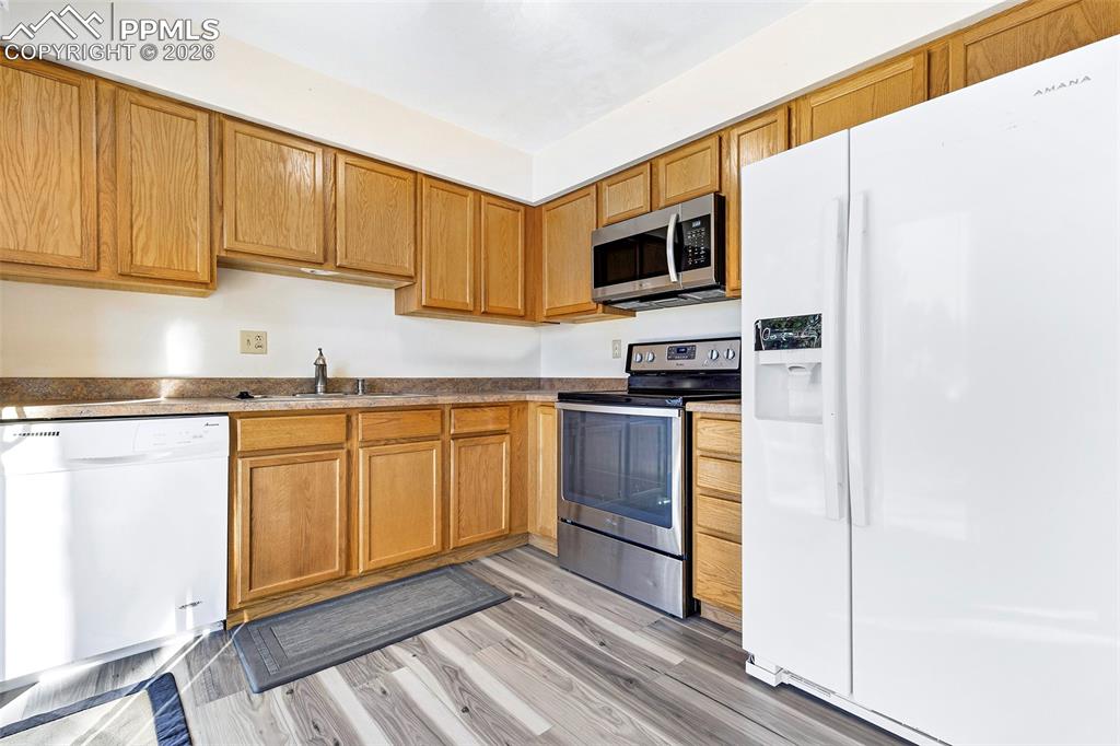 Image 15 of 32: Kitchen