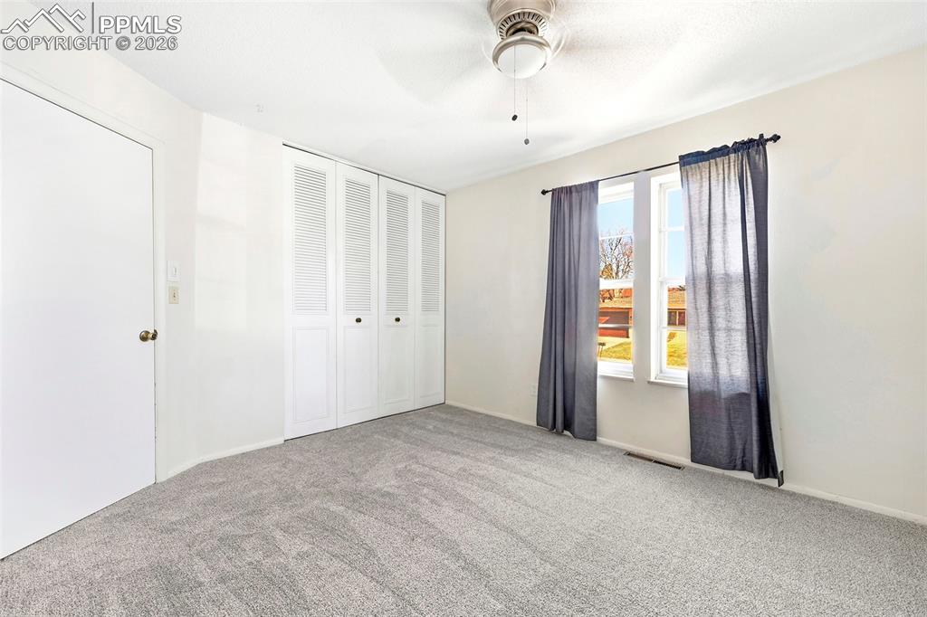 Image 19 of 32: Bedroom