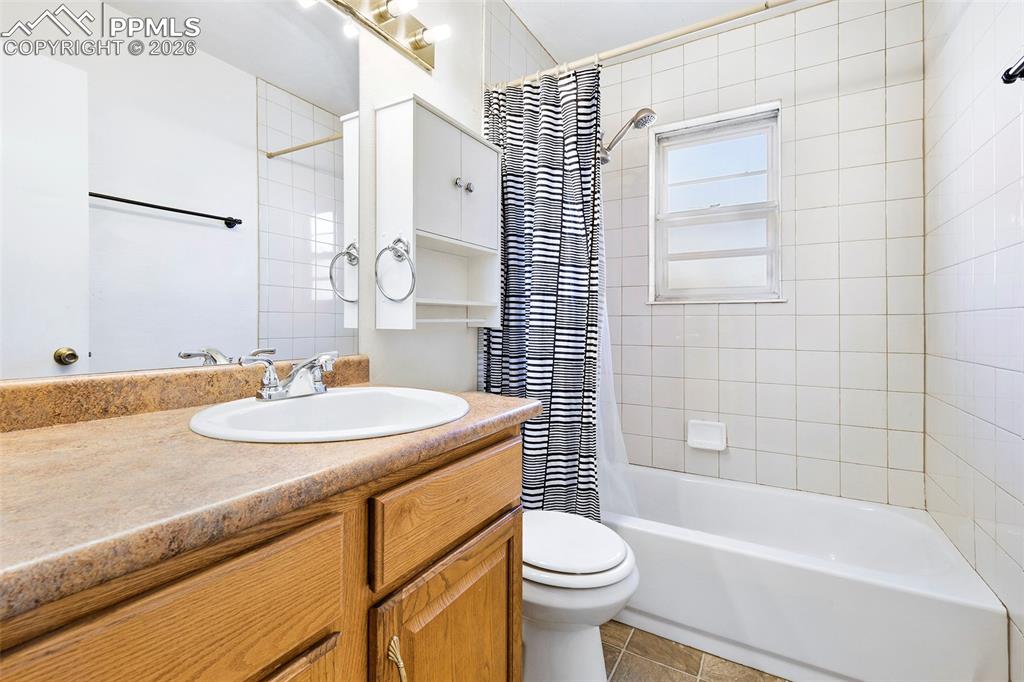 Image 22 of 32: Bathroom