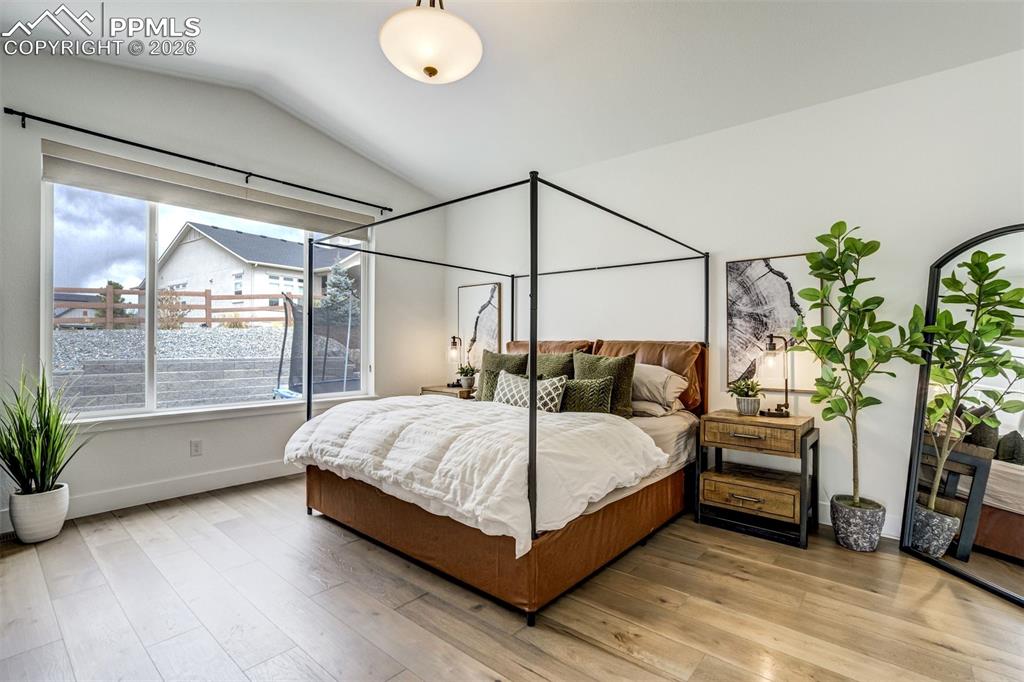 Image 19 of 44: Bedroom