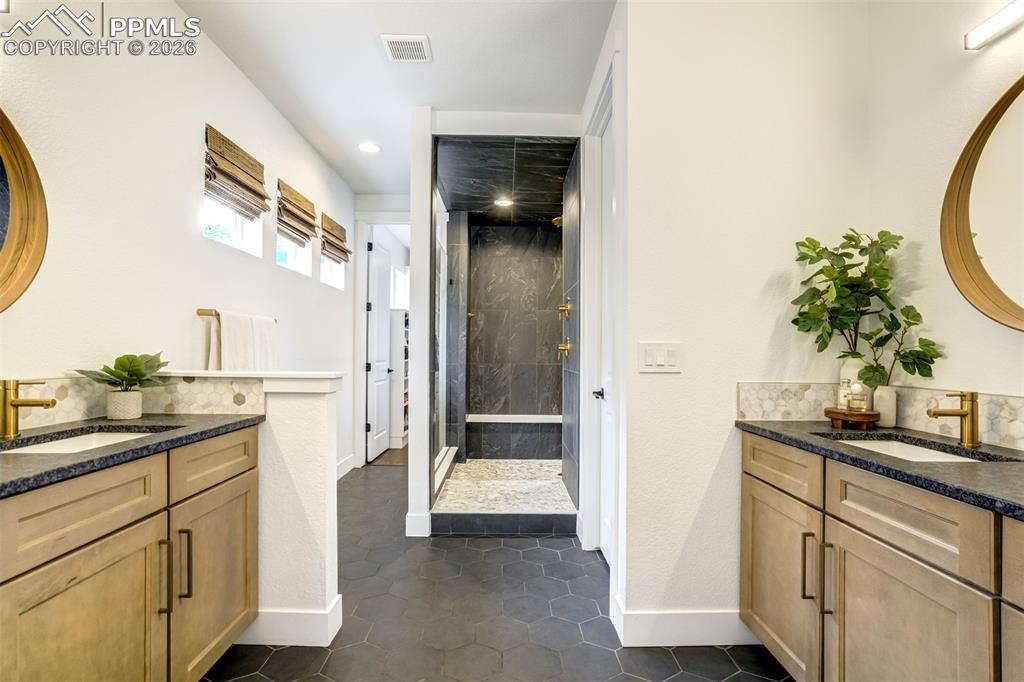 Image 21 of 44: Bathroom