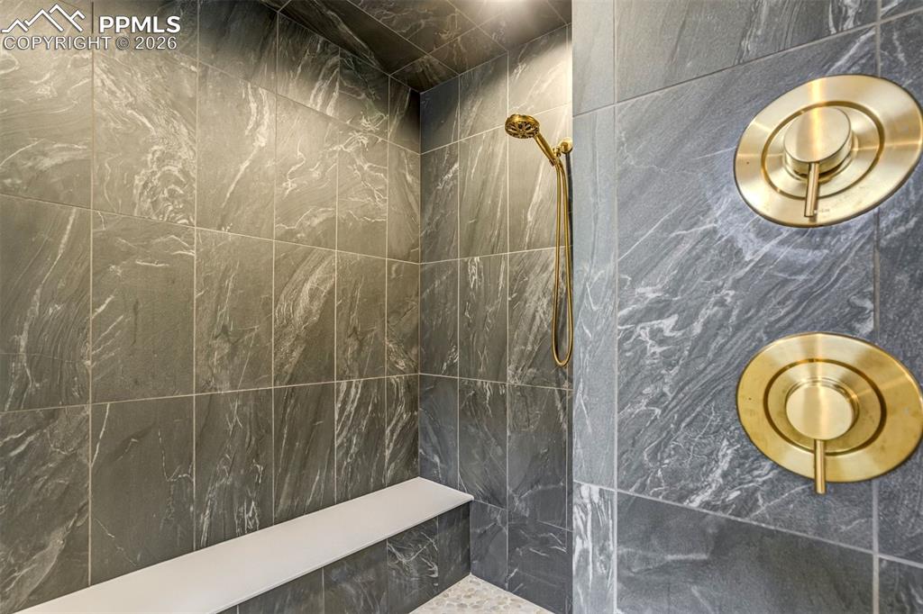 Image 22 of 44: Bathroom