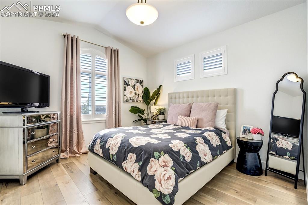 Image 26 of 44: Bedroom