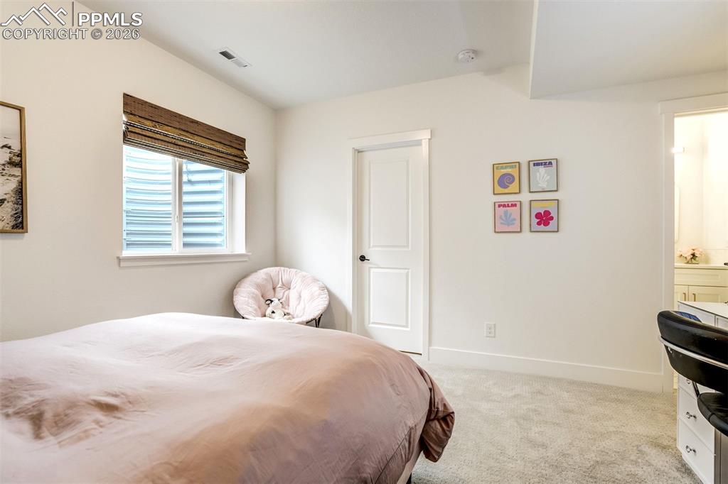 Image 34 of 44: Bedroom