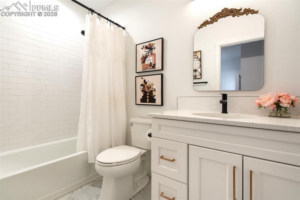 Image 35 of 44: Bathroom