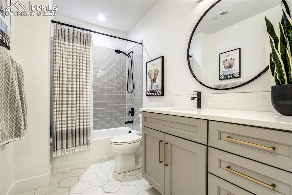 Image 37 of 44: Bathroom