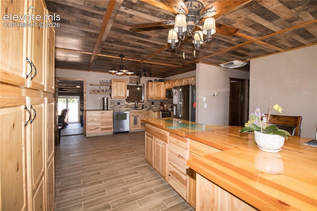 Image 10 of 41: Kitchen