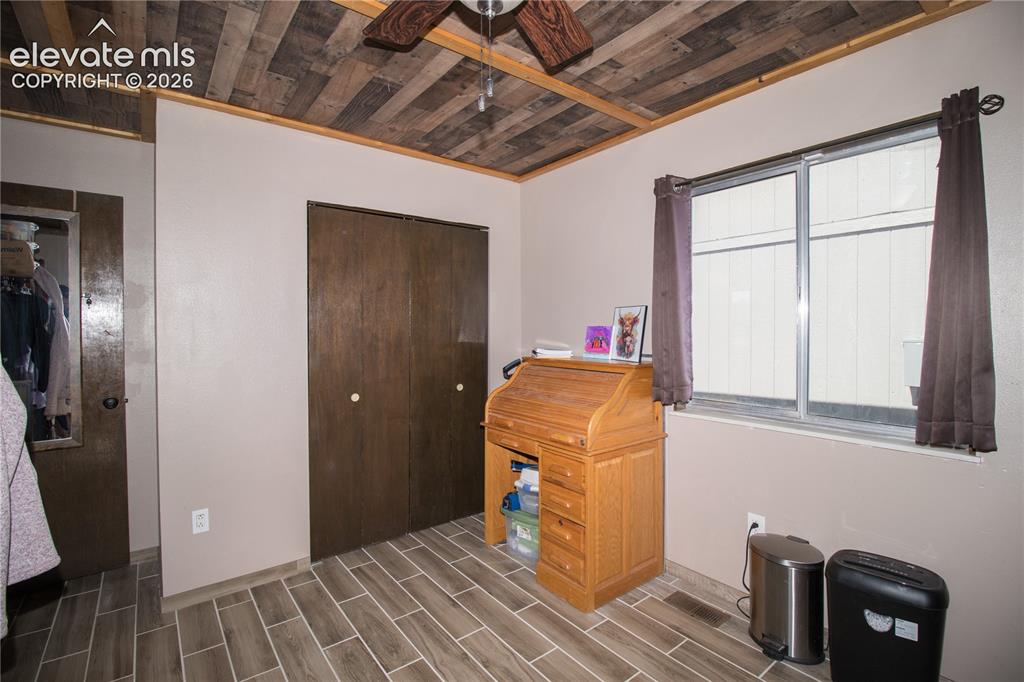 Image 14 of 41: Bedroom