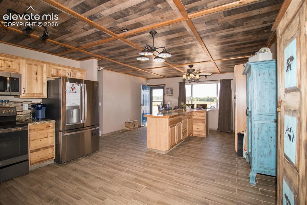 Image 7 of 41: Kitchen